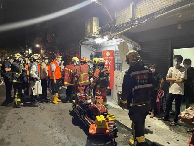 新北市三重区29日凌晨发生3楼透天厝火警，1家3口命危送医急救中。（图/ 中央社）