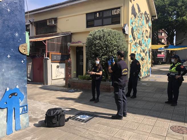 警方今天到蓝晒图查看厕所，均未发现偷拍摄影机。(警方提供／曹婷婷台南传真)