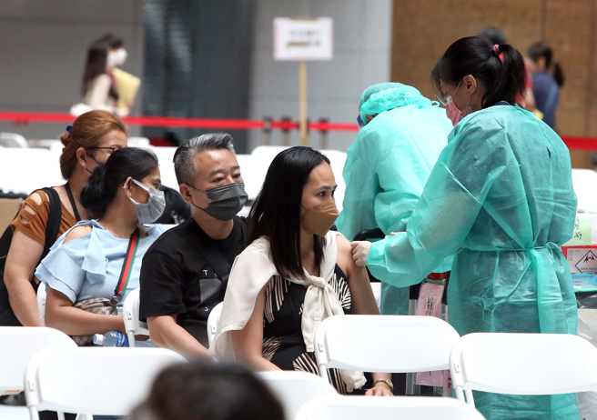 為提升新冠肺炎疫苗接種率，台北車站疫苗接種站持續開放施打疫苗，符合資格的民眾前往接種疫苗。（趙雙傑攝）