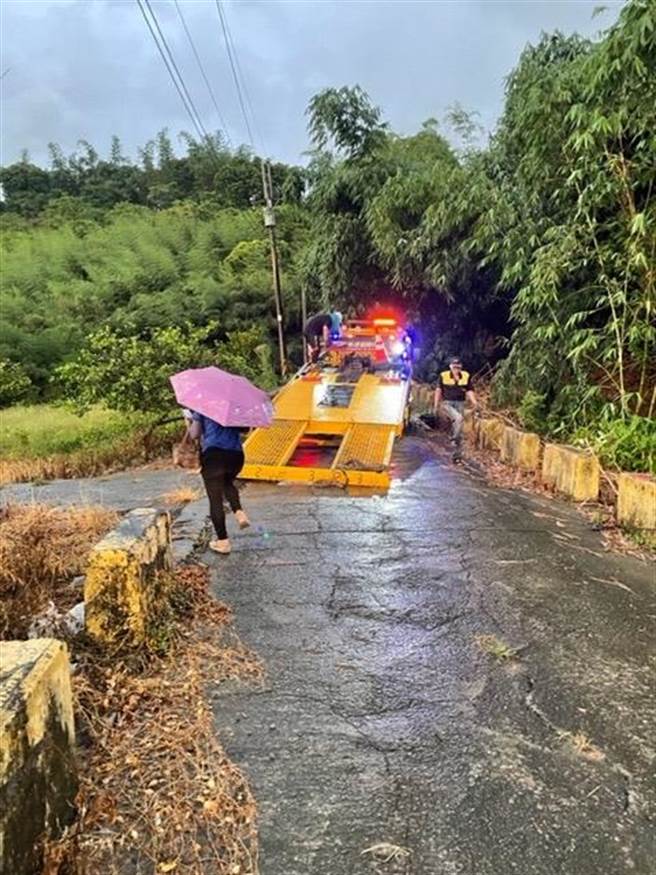車輛深陷泥濘的果園，古坑分駐所2名員警前往救援，但車輪深陷加上高低落差動彈不得，請拖吊業者搭橋才解困。（斗南警分局提供）