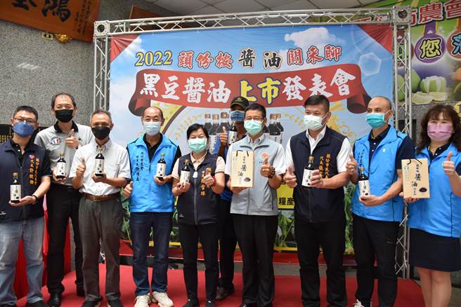 头份市农会出最新黑豆酱油。（谢明俊摄）