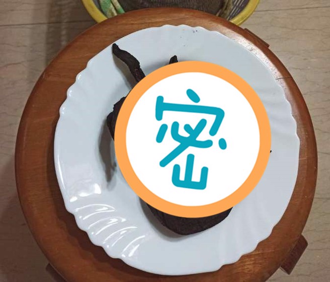 一名网友搬家时发现一个瓮，心想里面东西应该坏了准备拿去丢，被妈妈阻止。(翻摄自爆废公社 )