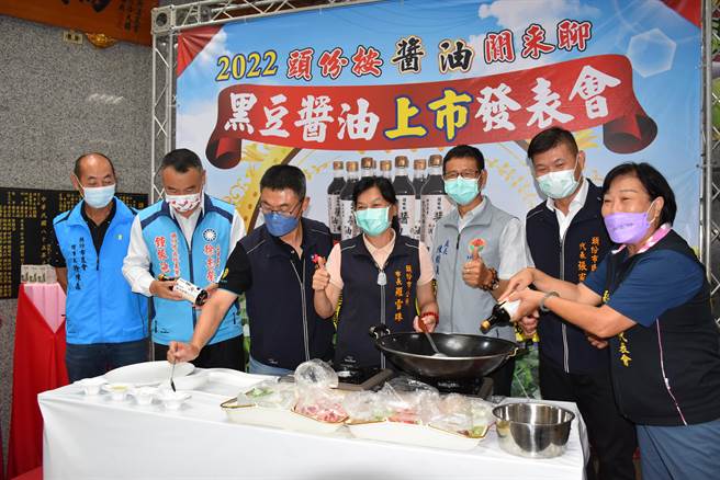 头份市长罗雪珠与市代表们一同推荐头份黑豆酱油。（谢明俊摄）