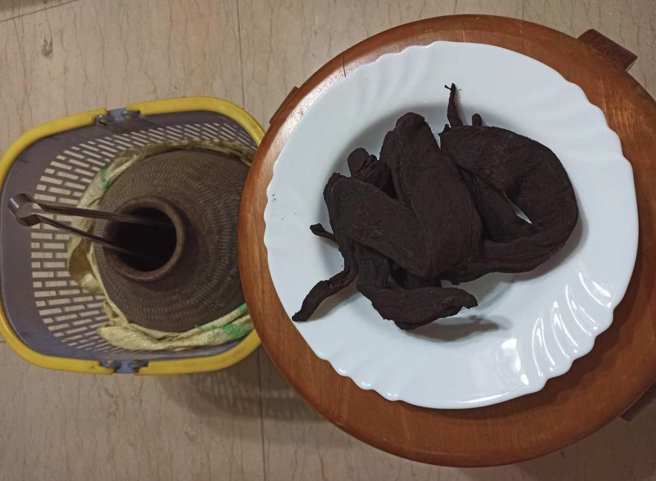 原PO妈妈说这是奶奶在世时腌好留给爸爸的腌菜脯，已经放40年了。(翻摄自爆废公社)