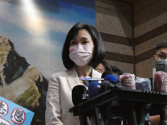 國民黨中常會今確定徵召黨智庫執行長柯志恩參選高雄市長，黨主席朱立倫介紹時表示，柯未來會在前高雄市長韓國瑜與韓團隊大家一起努力，把高雄重大建設與地方關心事項一一努力完成，盼全黨一起協助柯打贏選戰，給高雄光明未來。（周志豪攝）