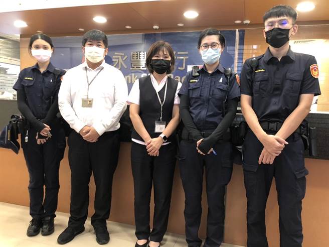 警方与银行行员又合作阻挡一起诈骗案件。（警方提供）