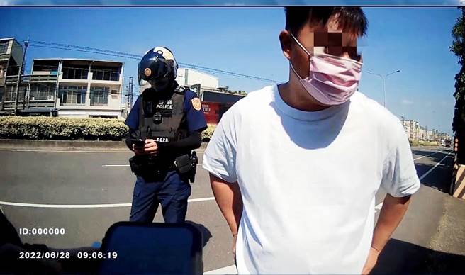 庄姓男子（右）驾驶宾士车遭警方拦查，在车上找到一小包毒品K他命。（翻摄照片／林瑞益高雄传真）