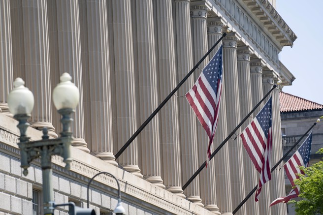 美國商務部以「協助俄羅斯國防和軍工企業」為由，將包括5家中國公司在內的數十家企業納入貿易黑名單。(圖/新華社)