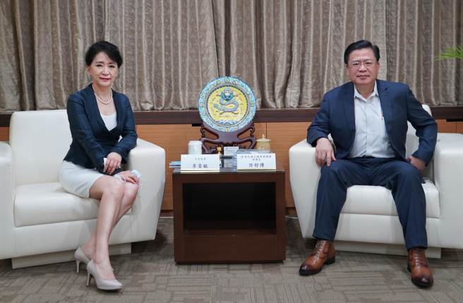 国民党立委李贵敏（左）与商总理事长许舒博（右）。（李贵敏办公室提供）
