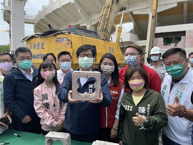 高雄市长陈其迈29日也特地前往参加「中正运动场开放场域改造工程」第一阶段拆除工程动土典礼。（洪浩轩摄）