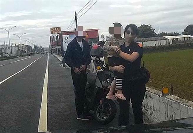 女警抱著走失男童，讓他卸下心防，順利找到回家的路。（警方提供／林和生屏東傳真）