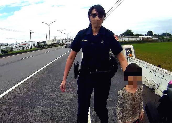 男童獨自走在車水馬龍省道，女警充當臨時保母，順利協助找到回家的路。（警方提供／林和生屏東傳真）