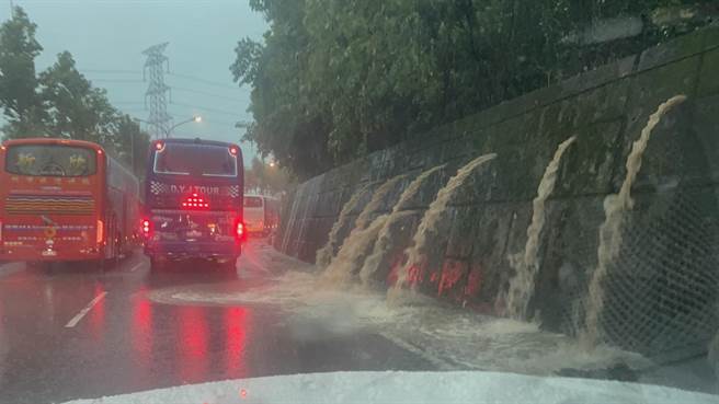 竹山交流道闸道口，也淹水及膝，许多车辆只敢停在路旁不敢贸然前行，警消表示，呼吁用路人要小心驾驶，评估路况勿贸然前进。(民眾提供／吴建辉彰化传真)