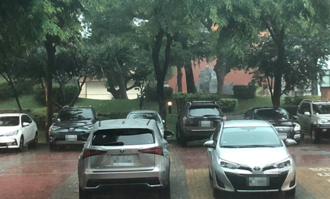 台中市丰原区今天下午3时许开始下起暴雷雨、闪电不断！（陈世宗摄）