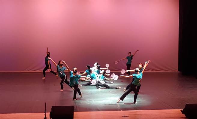 斗六國中舞蹈團勇奪「丙組民俗舞」特優，分數是全台第一，，圖為今（29日）在雲林縣表演廳綵排。（斗六國中提供）