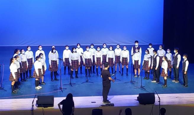 斗六國中參加全國學生音樂比賽國中女聲合唱，自2016年迄今除2019年外，均獲特優肯定，最近獲國立聯合實驗合唱團邀請，8月10日將在台中國家歌劇院開唱，圖為今（29日）在雲林縣表演廳綵排。（斗六國中提供）