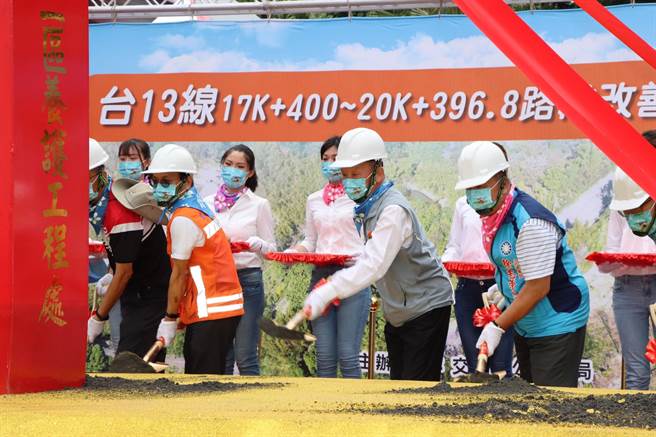 县长徐耀昌、公路总局副局长林聪利等人共同动土祈福。（李京升摄）
