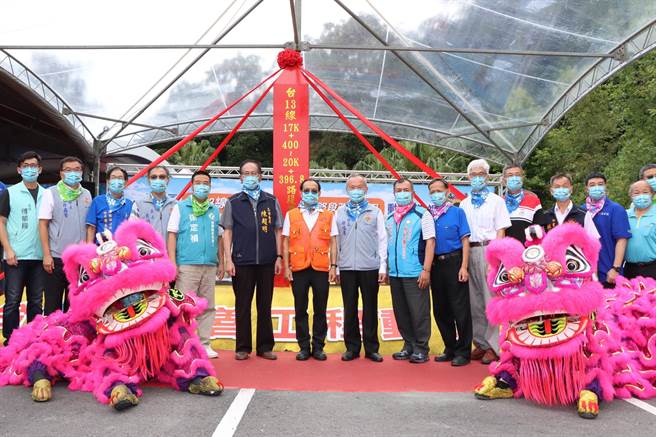 苗栗县长徐耀昌29日及交通部公路总局副局长林聪利，为造桥乡与头屋乡的台13线17K＋400~20K396.8 路段拓宽改善工程动土祈福。（李京升摄）
