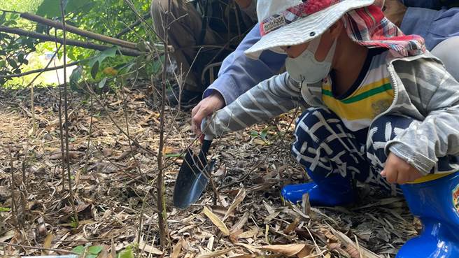 亲子檔观察穿山甲观察用掉落式陷阱的操作。(台南社大提供／曹婷婷台南传真)