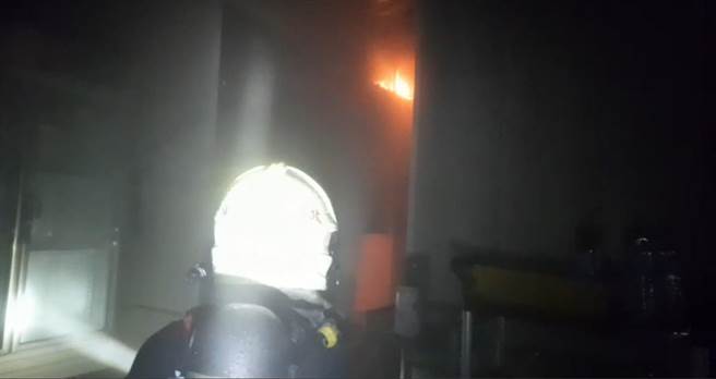 彰化市燒烤店卻引爆火警，霎時燃成一片火海，大雨中濃煙瀰漫。（民眾提供／吳敏菁彰化傳真）