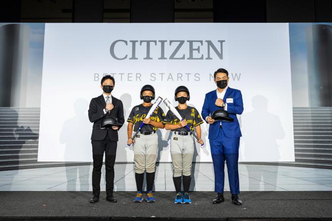 CITIZEN台湾总经理渡边将人（左）携手彭政闵做公益，捐赠球具给涂城国小的小球员。（CITIZEN提供）