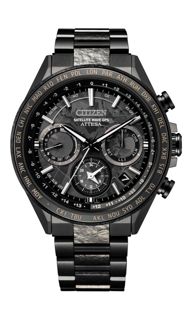 CITIZEN光动能GPS卫星对时腕表「黑晶款」，8万800元。（CITIZEN提供）