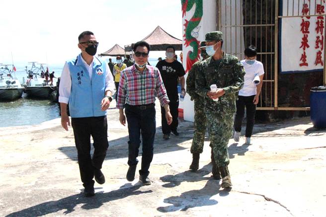 金門縣議會今天進行縣政考察，縣議長洪允典帶隊偕楊鎮浯縣長遠赴「外島中的外島」大膽島履勘。（金門縣議會提供）
