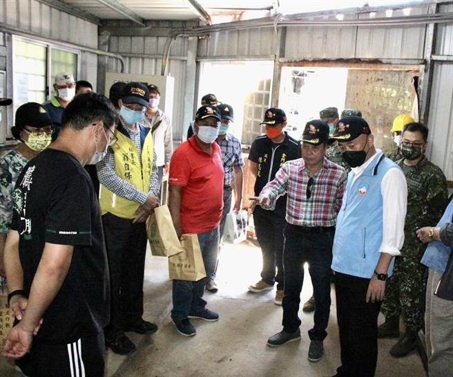 府會團隊實地了解碼頭設施簡陋影響上下船安全和島上水電供應基礎建設現況。（金門縣議會提供）