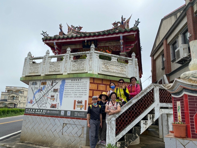 碉堡上弄假成真的東山觀音寺。（作者提供）