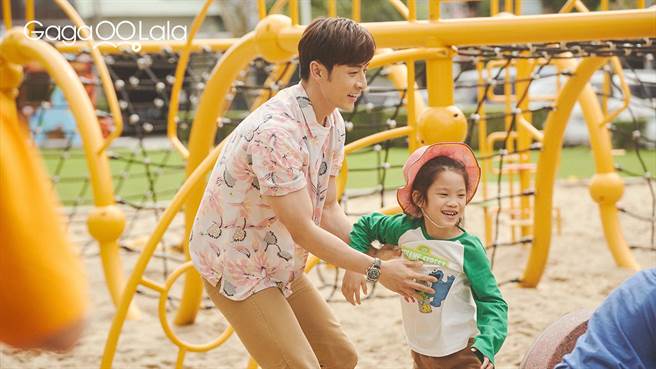 管麟角色吃重，要谈恋爱还要带小孩。（GagaOOLala提供）