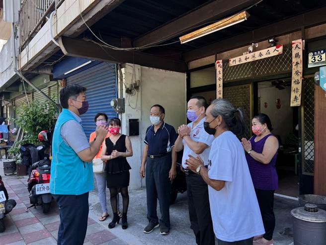 市長魏嘉賢（左）感謝已故市民闕黃娥將私有土地提供做為永久通行使用，特別前往向闕家子女表達感謝。（花蓮市公所提供／王志偉花蓮傳真）