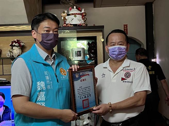 市長魏嘉賢表示，新農兵橋引道工程預計7月動工，特別前往向闕家子女表達感謝。（花蓮市公所提供／王志偉花蓮傳真）