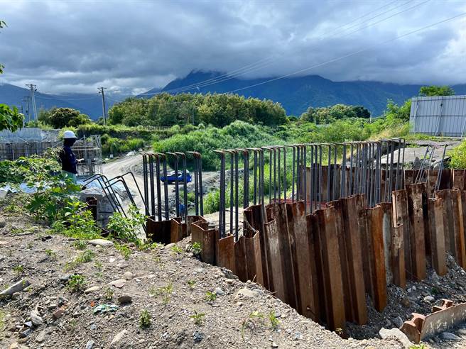 花蓮市農兵橋被列危橋，由嘉邑行善團出資協助改建，引道部分獲地主同意無償使用，新農兵橋預計今年11月底完工。（花蓮市公所提供／王志偉花蓮傳真）