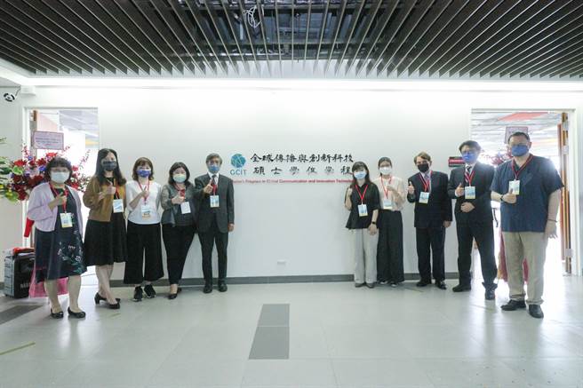 政大全球傳播與創新科技碩士學位學程，今(29)日舉行揭牌儀式暨秋季班新生說明會。(政大提供／李侑珊台北傳真)