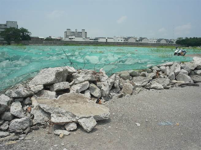 云林县北港镇万有纸厂閒置10余年将开发招商，民眾要求先作好周边排水设施。（张朝欣摄）