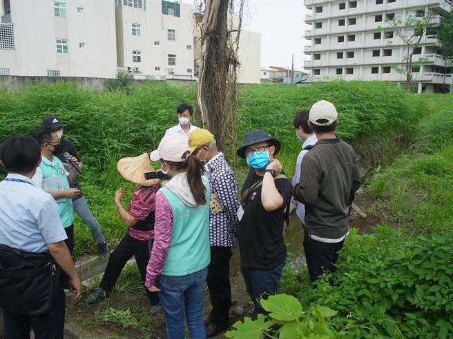 云林县北港镇万有纸厂閒置10余年将开发招商，民眾要求先作好周边排水设施。（张朝欣摄）