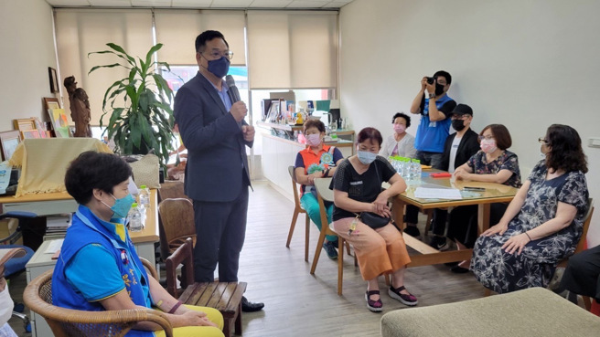 国民党提名参选新竹市长的林耕仁，以「客厅会，与您做伙」的形式，与全市各区地方居民近距离的谈心、聊市政。（图：翻摄自林耕仁脸书）