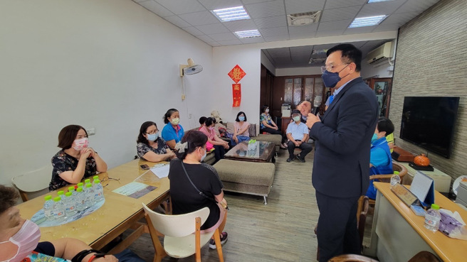 林耕仁指出，参加客厅会的民眾，都可以尽情畅所欲言，他都会虚心接受指教并尽力改进，将来作为推动市政的实践者。（图：翻摄自林耕仁脸书）