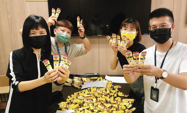 统领广场特别再与财团法人翁黄琴社会福利基金会携手，联合厂商募集700多条护手霜、100箱麵包还有400杯饮料。（业者提供）