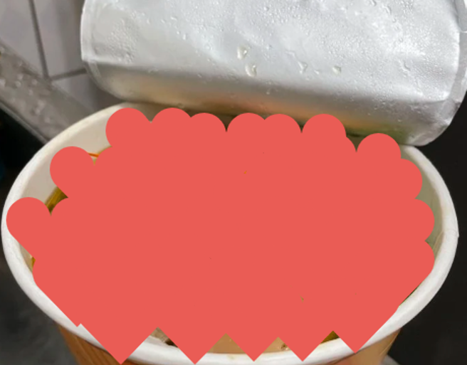 原PO分享阿Q桶麵上满布着阿嬷的爱心配料。（翻摄自Dcard）