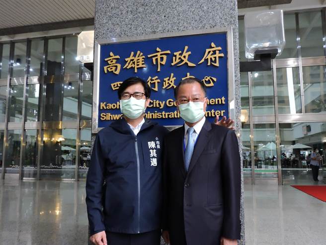 黄明昭在陈其迈陪同下现身，合影时还搭肩打气。（洪靖宜摄）