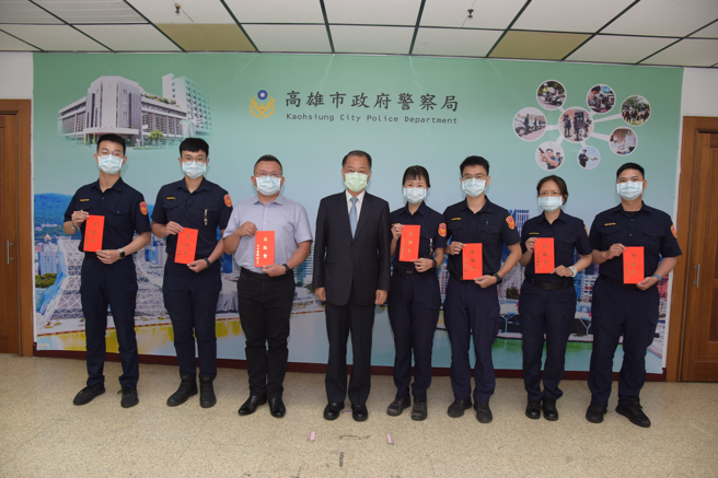   高雄市政府警察局於111年6月29日下午週報期間頒發好人好事事蹟員警獎牌表揚。(高雄市警局提供)