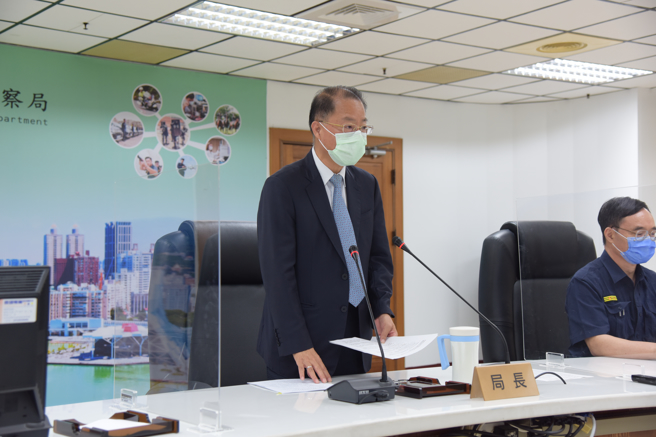 升署長前最後一次週報，黃明昭頒獎表揚退休及好人好事員警。(高雄市警察局提供)