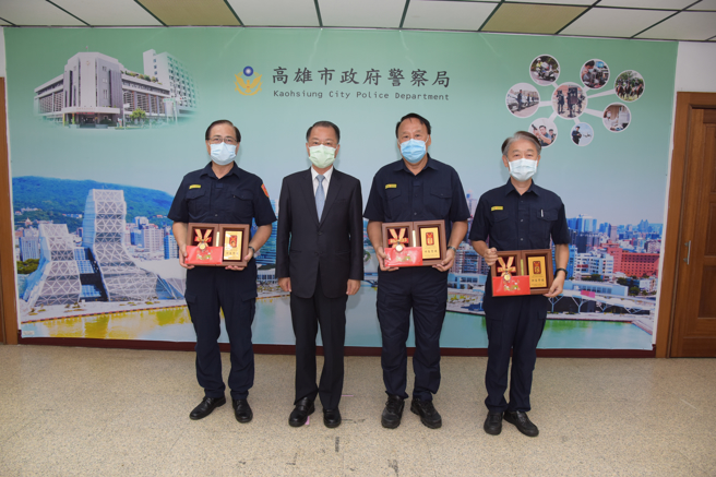   黃明昭頒發三位退休人員行政科科長張國讚、防治科科長翁榮華、民管中心主任潘誠章紀念品。(高雄市警局提供)