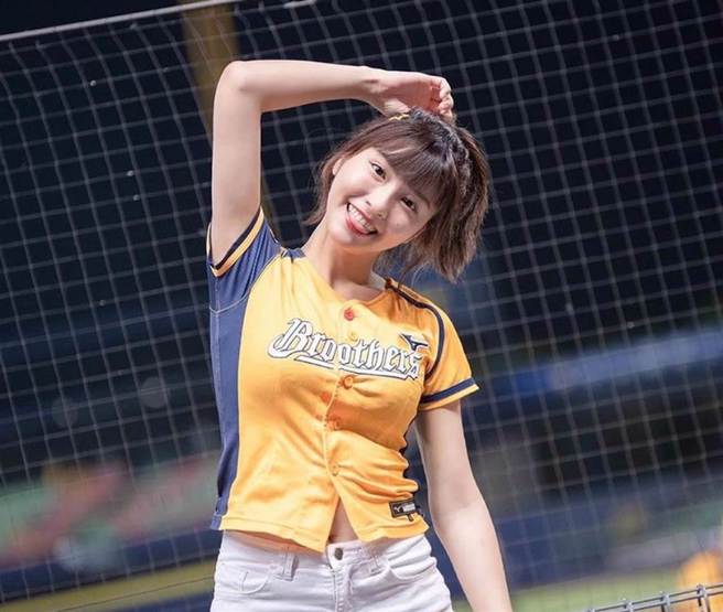 女星峮峮（吴函峮）。(图/ 摘自山君Qun IG)