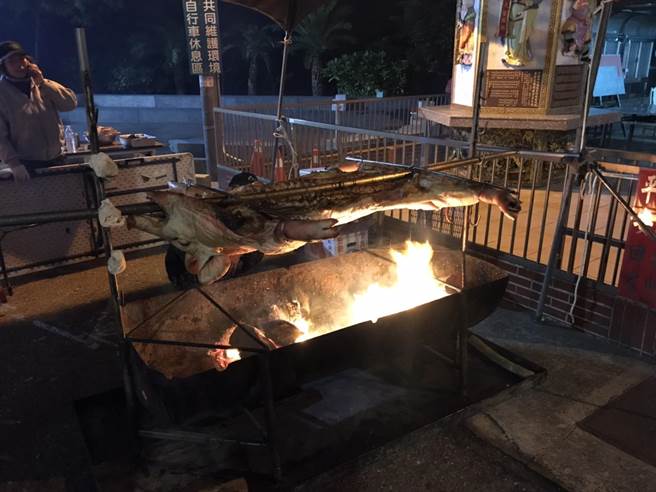 今年美食補給也有亮點，除在地水果、烤雞烤鴨和滷味外，主辦單位擬力挺台灣石斑魚端上桌。（桃園市體育會馬拉松委員會提供／蔡明亘桃園傳真）