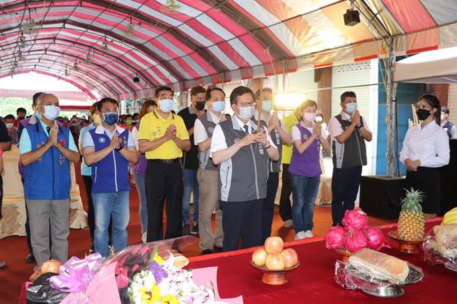 杨梅区新建新荣市民活动中心，桃园市长郑文灿（前排）今日出席开工动土典礼。（蔡明亘摄）