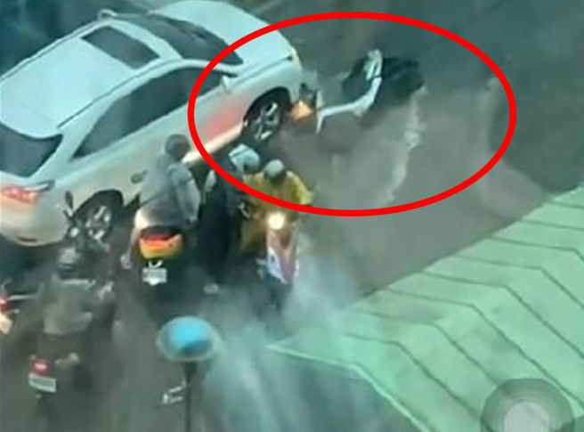 今天下午的豪大雨，导致台湾大道也淹水，民眾直呼「夸张」。(摘自记者爆料网)