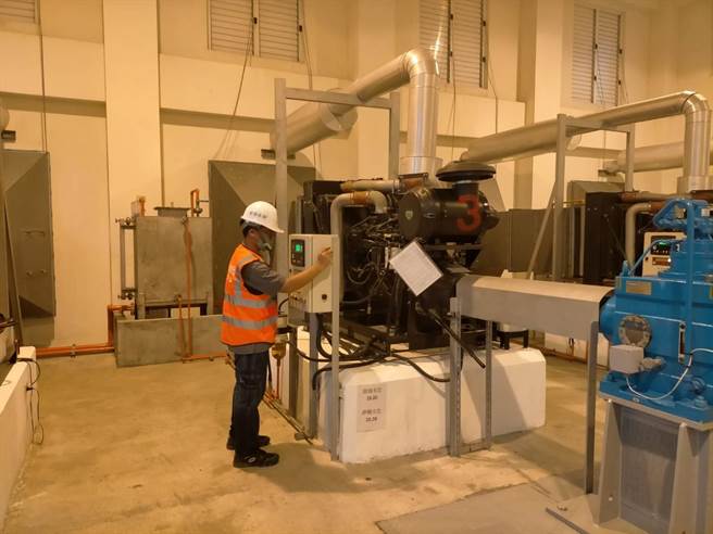 中兴抽水站于下午3时55分起抽，运转抽水70分钟，派员进驻完成待命。（台中市政府提供）