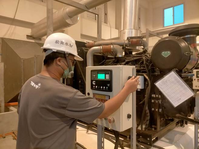 中兴抽水站于下午3时55分起抽，运转抽水70分钟，派员进驻完成待命。（台中市政府提供）